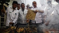 Setelah melakukan deklarasi, para relawan melakukan aksi bakar ikan  