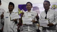 Ketua Gema Pelaut Rusdianto Samawa (berpeci hitam) bersama relawan menyerahkan surat dukungan kepada anggota Dewan Pakar Timnas AMIN, Marsda TNI (Purn) Supomo di Rumah Pemenangan Timnas AMIN, Jalan Pangeran Diponegoro no 10, Jakarta Pusat, Rabu (24/1/2024).