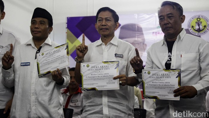 Ketua Gerakan Maritim dan Pejuang Laut (Gema Pelaut) Rusdianto Samawa (berpeci hitam) bersama relawan menyerahkan surat dukungan kepada Anggota Dewan Pakar Timnas AMIN, Marsda TNI (Purn) Supomo saat deklarasi dukungan Gema Pelaut AMIN di Markas Pemenangan Timnas AMIN, Jl Diponegoro no 10, Menteng, Jakarta, Rabu (24/1/2024). Gema Pelaut Amin menyatakan dukungan Anies-Imin dalam pilpres Februari mendatang dan menjanjikan 5 juta suara serta 1 juta saksi untuk paslon no urut 01. Setelah melakukan deklarasi, para relawan melakukan aksi bakar ikan di halaman samping rumah pemenangan.