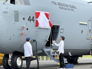 Bareng Prabowo, Jokowi Hadiri Penyerahan Pesawat Hercules dari Kemhan ke TNI