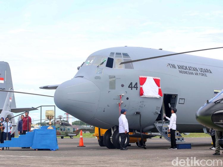 Jokowi Hadiri Penyerahan Pesawat Hercules dari Kemhan ke TNI