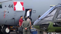 Kemudian, Jokowi dan Prabowo memasuki pesawat C-130J A-1344. Jokowi berada di dalam pesawat kurang lebih selama 5 menit.  