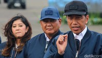 Tadi kami saksikan dan baru saja dilakukan penyerahan pesawat Super Hercules c-130J ini adalah pesawat angkut yang telah kita pesan beberapa tahun yang lalu dan penting sekali baik untuk perang dan non perang, ujar Jokowi.  