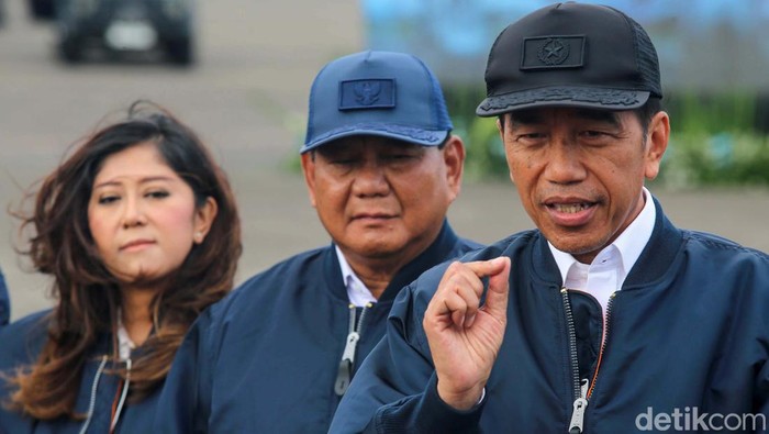 Kementerian Pertahanan menyerahkan pesawat dan helikopter ke TNI AU. Penyerahan pesawat ini turut dihadiri Presiden Joko Widodo (Jokowi).