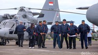 Jokowi, Prabowo dan para petinggi TNI tampak kompak mengenakan jaket.  