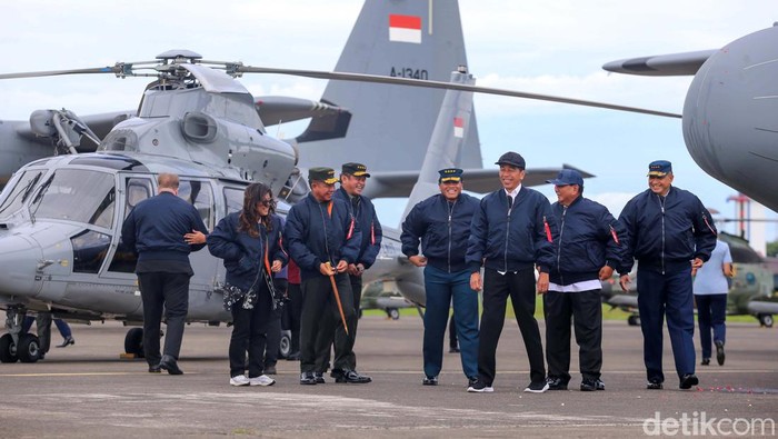 Jokowi Hadiri Penyerahan Pesawat Hercules dari Kemhan ke TNI Kementerian Pertahanan menyerahkan pesawat dan helikopter ke TNI AU. Penyerahan pesawat ini turut dihadiri Presiden Joko Widodo (Jokowi).