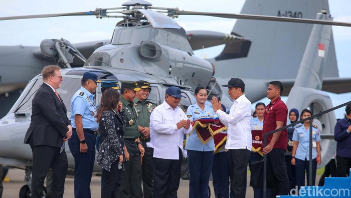 Kementerian Pertahanan menyerahkan pesawat dan helikopter ke TNI AU. Penyerahan pesawat ini turut dihadiri Presiden Joko Widodo (Jokowi).