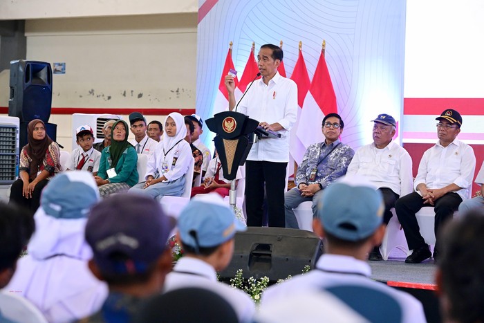Jokowi menyerahkan bantuan PIP 2024