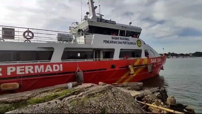 Kapal Basarnas yang hendak menjemput 12 ABK asal Lamonga di Sumenep terkendala cuaca buruk