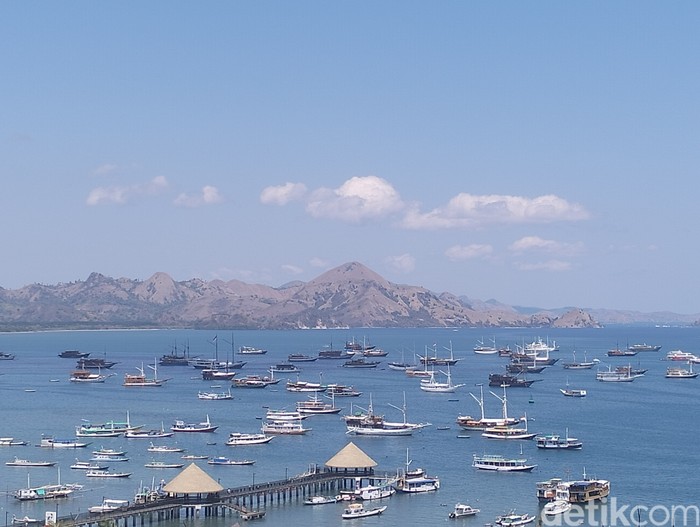 Kapal wisata berlabuh di perairan Labuan Bajo, Kabupaten Manggarai Barat, NTT.