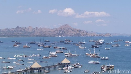 Kapal wisata berlabuh di perairan Labuan Bajo, Kabupaten Manggarai Barat, NTT.