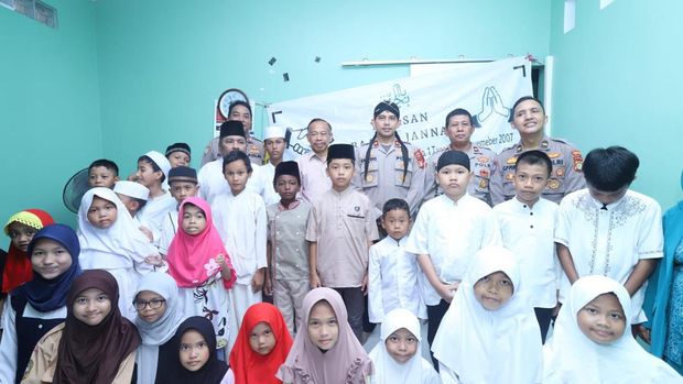 Kapolsek Mampang Bagikan Buku ke Yayasan Yatim Piatu
