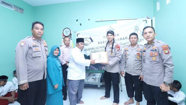 Kapolsek Mampang Bagikan Buku ke Yayasan Yatim Piatu