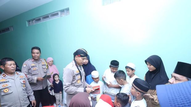 Kapolsek Mampang Bagikan Buku ke Yayasan Yatim Piatu