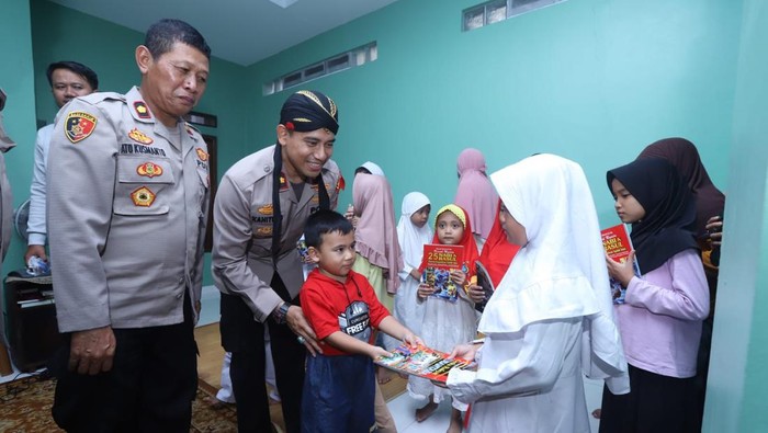 Kapolsek Mampang Bagikan Buku ke Yayasan Yatim Piatu