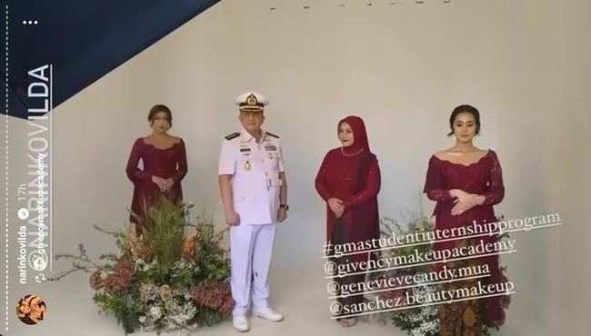 Bersama ibu dan adiknya, Awkarin tampil kompak mengenakan kebaya berwarna merah. Sementara sang ayah mengenakan seragam TNI AL. Foto: Instagram/@narinkovilda