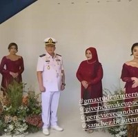 Bersama ibu dan adiknya, Awkarin tampil kompak mengenakan kebaya berwarna merah. Sementara sang ayah mengenakan seragam TNI AL. Foto: Instagram/@narinkovilda