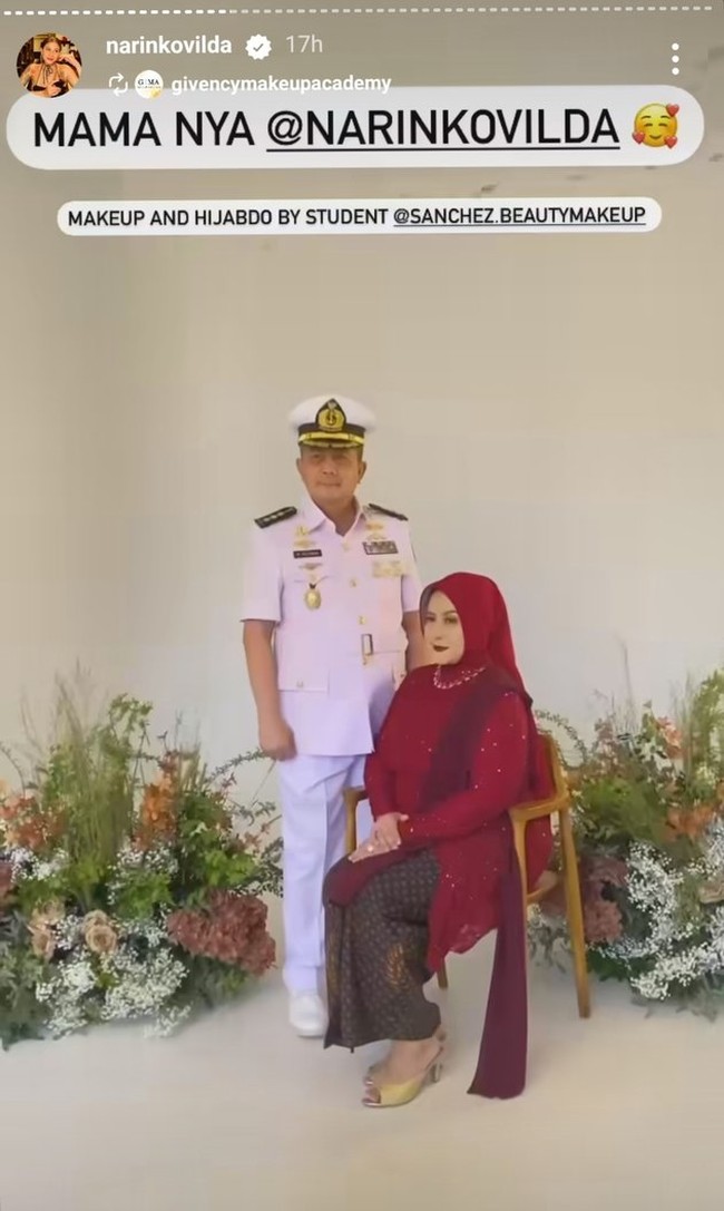 Ayah Awkarin sendiri diketahui merupakan TNI AL sekaligus dokter mata. Jarang tersorot, pemotretan keluarga Awkarin pun berhasil mencuri atensi. Foto: Instagram/@narinkovilda