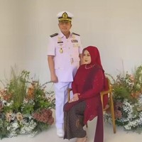 Ayah Awkarin sendiri diketahui merupakan TNI AL sekaligus dokter mata. Jarang tersorot, pemotretan keluarga Awkarin pun berhasil mencuri atensi. Foto: Instagram/@narinkovilda