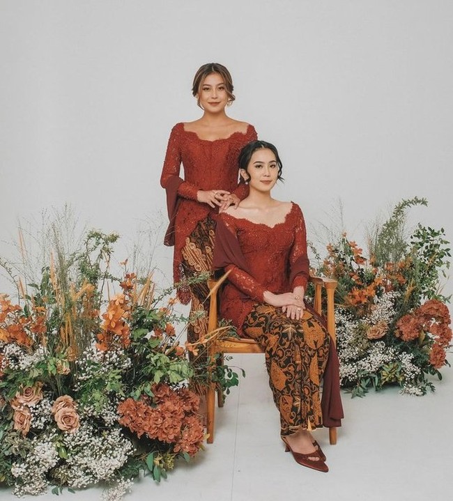 Tak kalah cantik, adik Awkarin, Zahra juga tampil dengan kebaya dan gaya rambut yang mirip dengan sang kakak. Penampilan adik Awkarin pun tak kalah jadi sorotan. Foto: Instagram/@narinkovilda
