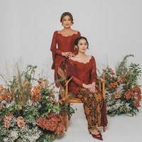 Tak kalah cantik, adik Awkarin, Zahra juga tampil dengan kebaya dan gaya rambut yang mirip dengan sang kakak. Penampilan adik Awkarin pun tak kalah jadi sorotan. Foto: Instagram/@narinkovilda