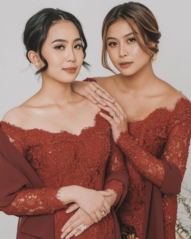 Jarang tersorot, Zahra rupanya baru menyelesaikan pendidikan kedokterannya. Penampilan Zahra dan Awkarin pun banjir pujian netizen. Foto: Instagram/@narinkovilda