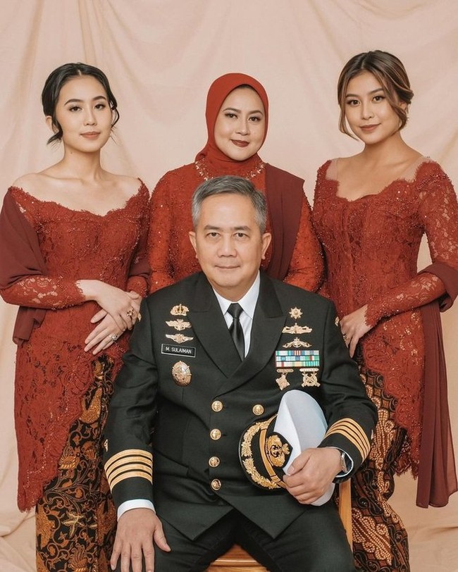 Melalui akun Instagram pribadinya Awkarin membagikan pemotretan bersama keluarganya yang jarang tersorot. Pemotretan tersebut pun langsung mencuri atensi. Foto: Instagram/@narinkovilda