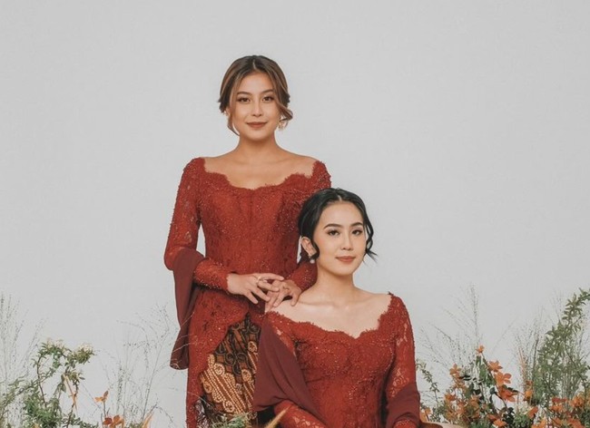 Meski memikih berkarier di ranah yang berbeda dengan sang kakak, namun Zahra tetap mendapat dukungan dari Awkarin. Awkarin bahkan berharap adiknya itu bisa terus melanjutkan hingga mendapat gelar PhD. Foto: Instagram/@narinkovilda