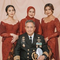 Melalui akun Instagram pribadinya Awkarin membagikan pemotretan bersama keluarganya yang jarang tersorot. Pemotretan tersebut pun langsung mencuri atensi. Foto: Instagram/@narinkovilda