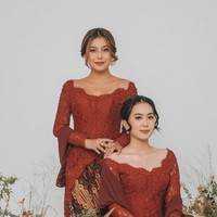 Meski memikih berkarier di ranah yang berbeda dengan sang kakak, namun Zahra tetap mendapat dukungan dari Awkarin. Awkarin bahkan berharap adiknya itu bisa terus melanjutkan hingga mendapat gelar PhD. Foto: Instagram/@narinkovilda