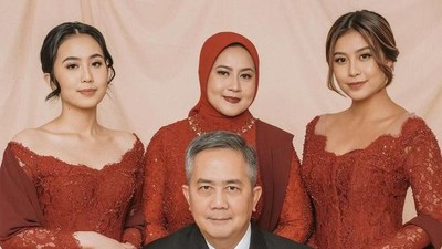 7 Pemotretan Keluarga Awkarin, Kompak Berkebaya Merah Dengan Ibu & Adiknya