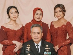 7 Pemotretan Keluarga Awkarin, Kompak Berkebaya Merah Dengan Ibu & Adiknya