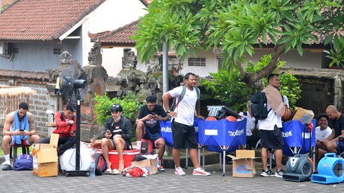 Ofisial dan pemain Bali United Basketball berada di luar bangunan GOR Purna Krida setelahi menyelamatkan diri saat peristiwa kebakaran GOR Purna Krida, Badung, Bali, Rabu (24/1/2024). Kebakaran bagian atap GOR yang menjadi markas tim Bali United Basketball selama berlaga dalam Indonesian Basketball League (IBL) 2024 itu terjadi saat para pemain tengah menjalani sesi latihan, sementara penyebab  kebakaran diduga  akibat korsleting listrik. ANTARA FOTO/Fikri Yusuf/tom.