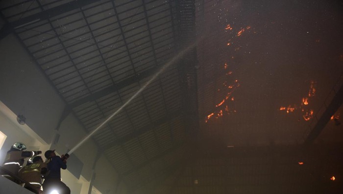 Kebakaran GOR Purna Krida Bali Ofisial dan pemain Bali United Basketball berada di luar bangunan GOR Purna Krida setelahi menyelamatkan diri saat peristiwa kebakaran GOR Purna Krida, Badung, Bali, Rabu (24/1/2024). Kebakaran bagian atap GOR yang menjadi markas tim Bali United Basketball selama berlaga dalam Indonesian Basketball League (IBL) 2024 itu terjadi saat para pemain tengah menjalani sesi latihan, sementara penyebab kebakaran diduga akibat korsleting listrik. ANTARA FOTO/Fikri Yusuf/tom.