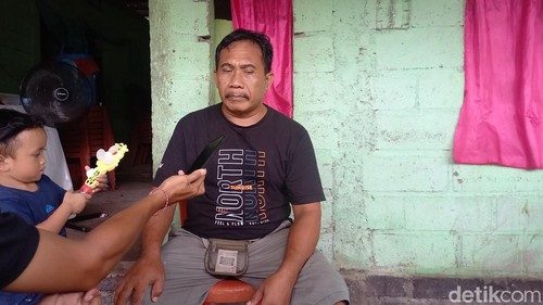 Ayah Adhi Putra Krismawan, Made Suki Arsawan ditemui detikBali di rumahnya di Kelurahan Kampung Baru, Kecamatan Buleleng, Bali, Rabu (24/1/2024).