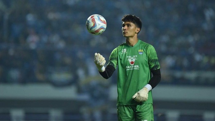 Kiper Persib Kevin Ray Mendoza