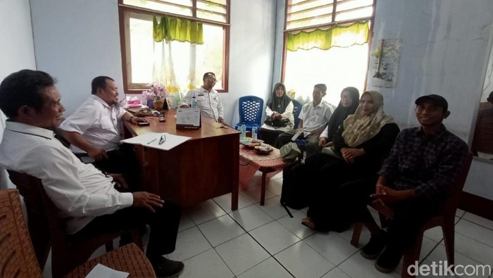 Klarifikasi guru SD Inpres 1 Wora, Fadlin, didampingi istri, Esty, Kepsek, Wakasek dan Operator Sekolah, di kantor Korwil Pendidikan Kecamatan Wera, Kabupaten Bima, NTB, Rabu (24/1/2024). (Rafiin/detikBali)