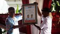 Ketua Komunitas Relawan Pendukung (KRP) 08 Eko Bandoyo memberikan plakat deklarasi kepada Wakil Ketua TKN Dominggus Oktavianus di kediaman Prabowo, Jalan Kartanegara, Jakarta Selatan, Rabu (24/1/2024).