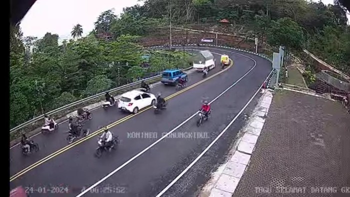 Tangkap layar CCTV Gunungkidul pukul 06.25 WIB memperlihatkan kondisi lalu lintas di jalan Jogja-Wonosari Rabu (24/1/2024).