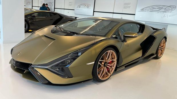 Lamborghini lahir di Sant'Agata, Bologna, Italia pada 1963