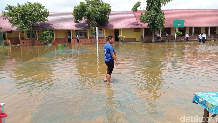 Lapangan SMP Negeri 25 Palembang yang terendam banjir.