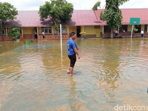 Siswa SMPN 25 Palembang Diizinkan Sekolah Pakai Sandal Selama Banjir