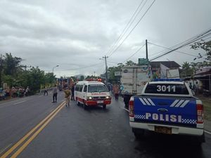 Brak! Polisi Ditabrak Truk Boks di Jalan Jogja-Wates