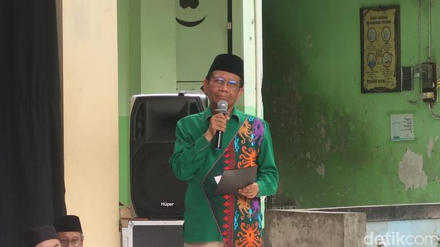 Mahfud Md saat menjadi pembicara dalam dialog kebangsaan di Ponpes An-Nur, Ngrukem, Sewon, Bantul, Rabu (24/1/2024).