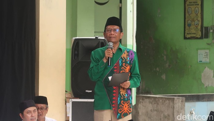 Mahfud Md saat menjadi pembicara dalam dialog kebangsaan di Ponpes An-Nur, Ngrukem, Sewon, Bantul, Rabu (24/1/2024).