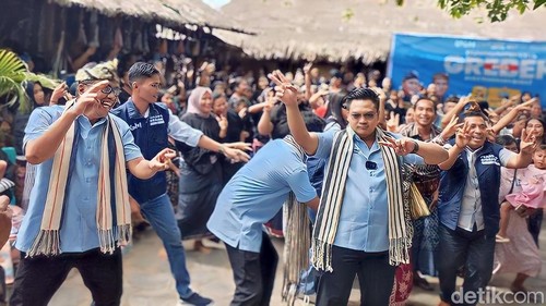 Pengurus RPGM saat joget gemoy bersama masyarakat adat di Desa Sade, Kecamatan Pujut, Lombok Tengah, pada Rabu (24/1/2024)
Foto: Helmy Akbar / detikBali