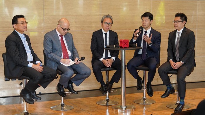 (Ki-ka) DBS Chief Investment Officer (CIO) Hou Wey Fook, Equities Specialist DBS Group Research Maynard Arif, Senior Investment Strategist DBS Bank Singapore Dylan Cheang, Investment Analyst  DBS Bank Singapore Goh Jun Yong, dan FX Strategist, Treasury & Markets DBS Bank Singapore Terence Wu sedang berdiskusi dalam acara “Smart Talk: Shifting Currents” bersama DBS Treasures Private Client di Jakarta, Rabu (24/1/2024).