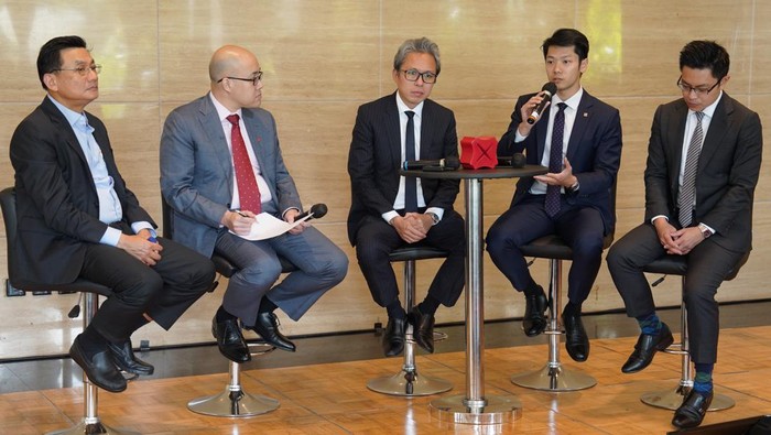 (Ki-ka) DBS Chief Investment Officer (CIO) Hou Wey Fook, Equities Specialist DBS Group Research Maynard Arif, Senior Investment Strategist DBS Bank Singapore Dylan Cheang, Investment Analyst  DBS Bank Singapore Goh Jun Yong, dan FX Strategist, Treasury & Markets DBS Bank Singapore Terence Wu sedang berdiskusi dalam acara “Smart Talk: Shifting Currents” bersama DBS Treasures Private Client di Jakarta, Rabu (24/1/2024).