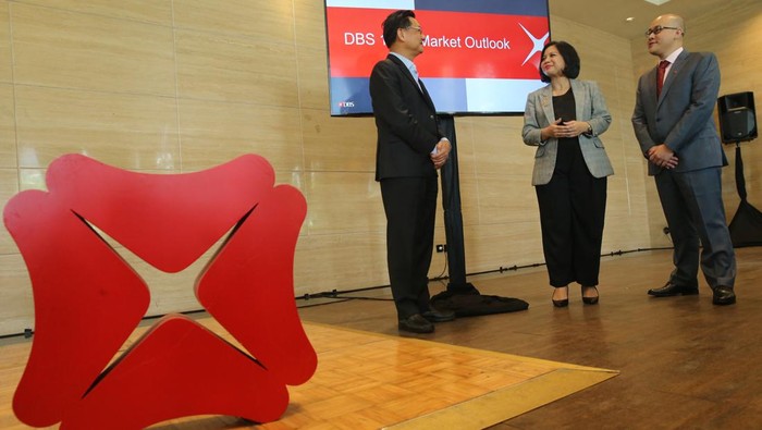 Mendalami Peluang Investasi di Kuartal Pertama 2024 (Ki-ka) DBS Chief Investment Officer (CIO) Hou Wey Fook, Equities Specialist DBS Group Research Maynard Arif, Senior Investment Strategist DBS Bank Singapore Dylan Cheang, Investment Analyst DBS Bank Singapore Goh Jun Yong, dan FX Strategist, Treasury & Markets DBS Bank Singapore Terence Wu sedang berdiskusi dalam acara “Smart Talk: Shifting Currents” bersama DBS Treasures Private Client di Jakarta, Rabu (24/1/2024).