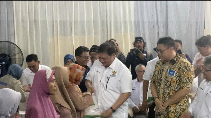 Menko Perekonomian Airlangga Hartarto membagikan bantuan beras dan BLT ke warga Indramayu, Jabar, Rabu (24/1/2024).